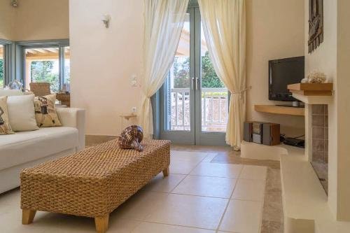 Две роскошные виллы Доминика 2 с 5 спальнями Недвижимость Пелопоннес (Греция) 5 км, до аэропорта: 150 км, до порта: 3 км