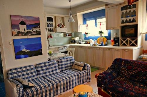 Блухаус— небольшой одноэтажный коттедж Недвижимость Халкидики-Ситония (Греция)  рассчитанный на 6 отдыхающих, находится в 20 метрах от песчаного пляжа на полуострове Ситония