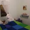 Блухаус— небольшой одноэтажный коттедж Недвижимость Халкидики-Ситония (Греция)  В гостиной имеется диван-кровать и односпальная кровать, детская кроватка предоставляется по запросу