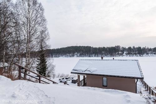 Продается роскошный дом в Савонлинна, Финляндия Недвижимость Восточная Финляндия (Финляндия)  Высококачественный дом на двух уровнях общей площадью около 275 м2, расположенный на берегу озера Сайма, всего в 15 минутах езды от Рыночной площади Савонлинна