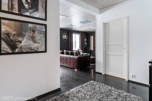 Продается роскошный дом в Савонлинна, Финляндия Недвижимость Восточная Финляндия (Финляндия)  Высококачественный дом на двух уровнях общей площадью около 275 м2, расположенный на берегу озера Сайма, всего в 15 минутах езды от Рыночной площади Савонлинна
