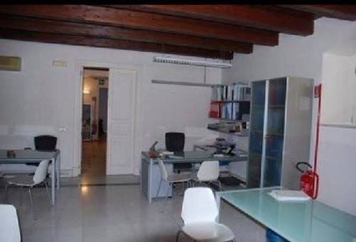 Продается офис в Палермо, Италия Недвижимость Сицилия (Италия)  Палаццо Самбука роскошный офис отремонтированный, кондиционированный, климат-контроль, элегантная мебель, независимые входы