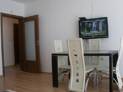 Сдам в Болгарии 3 комнат апартамент по удивительной цене Недвижимость Бургасская область (Болгария)  Цена аренды: от 25 до 35 евро в день в зависимости от сроков и числа проживающих, исключительно низкая по причине удалённости от моря 700 – 750 метров до двух пляжей