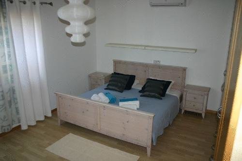 Продается вилла в Протарасе, Кипр Недвижимость Famagusta District (Кипр)  На вилле есть большая гостиная / столовая и четыре спальни, три из которых имеют ванные комнаты