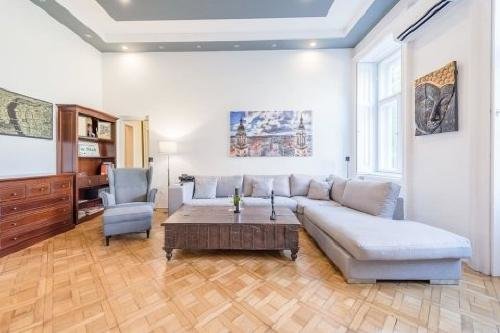 Продается квартира в Будапешт, Венгрия Недвижимость Budapest Fovaros (Венгрия)  Эта квартира имеет 88 м2, 2 спальни, 2 ванные комнаты, кухня американского типа и гостиная, расположена на 1-ом этаже, уличная облицовка, светлая квартира с террасой на улице Нагимизе