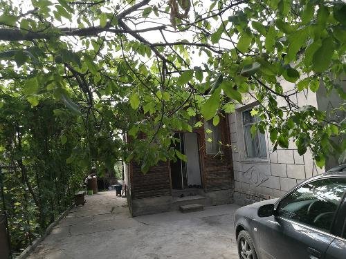 Срочно  Продаю дом за 2200000 сом Недвижимость Bishkek Shaary (Кыргызстан)  Просторный бетонированный двор (вместимостью до двух легковых машин)