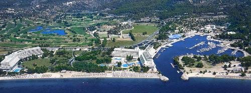 Продается дом в Ситония, Греция Недвижимость Халкидики-Ситония (Греция)  Отличное месторасположение вблизи моря в комплексе, который имеет еще 4 отдельно стоящих дома на участке 4000m²