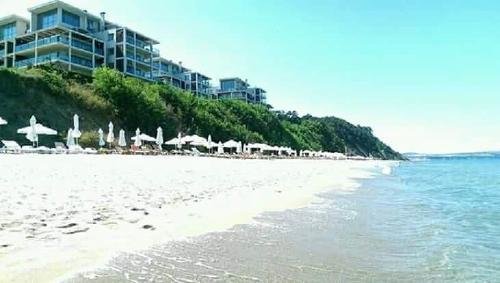 До пляже 50м.
Частный пляже 
В цену  входит : лежаки и зонтики на пляже и бассейны ,сауна ,фитнес-центр,интернет 
