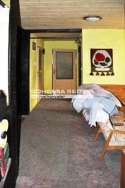 Сельский дом 3 + 1 с 2-й комнатой на чердаке, Solopysky Недвижимость Среднечешский край (Чехия)  В коридоре есть лестница на чердак, где есть 3 комнаты и туалет