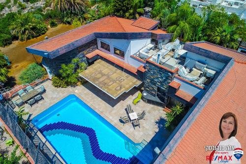 Самая эксклюзивная и престижная недвижимость в Хайфе Недвижимость Хайфа (Израиль)   Частный бассейн с подогревом (5,5 * 12,5)- Семейное джакузи Просторные газоны