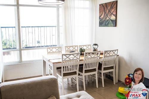 Продаётся в Хайфе, красивая, просторная и светлая квартира Недвижимость Хайфа (Израиль)  Существует потенциал будущего улучшения - балкон / мамад Отлично подходит для молодых семей, для жилых или инвестиционных целей Цена - 389,000 $ (1