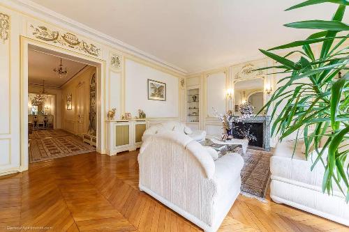 Великолепная квартира в престижном округе Парижа Недвижимость Paris (Франция)   Здание было построено для семьи маршала Наполеона Бонапарта в 1860 году и затем было реставрировано с наилучшими стараниями специалистов Лувра