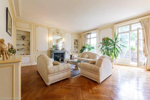 Великолепная квартира в престижном округе Парижа Недвижимость Paris (Франция) Продаётся великолепная уникальная квартира в престижном XVI округе Парижа на приватной улице в архитектурном доме высокого социального уровня