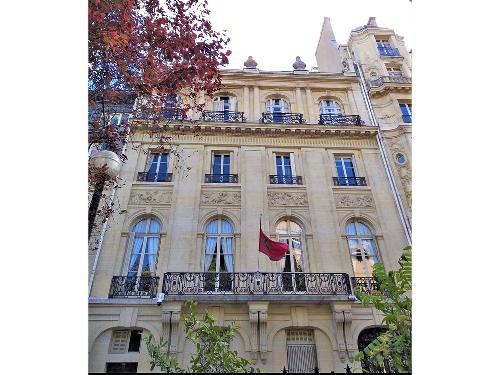 Великолепная квартира в престижном округе Парижа Недвижимость Paris (Франция)  Квартире принадлежат: отдельная комната на 7 этаже с кухней и душем, два подвала и два паркинга