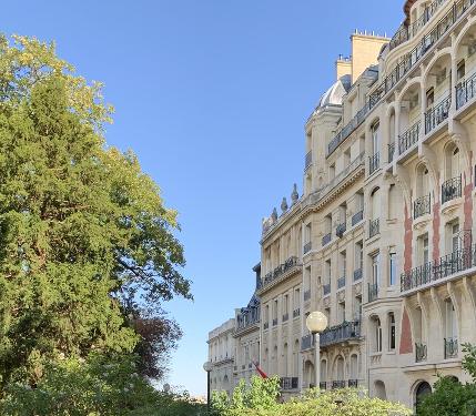 Великолепная квартира в престижном округе Парижа Недвижимость Paris (Франция)  В подъезде находятся два современных лифта