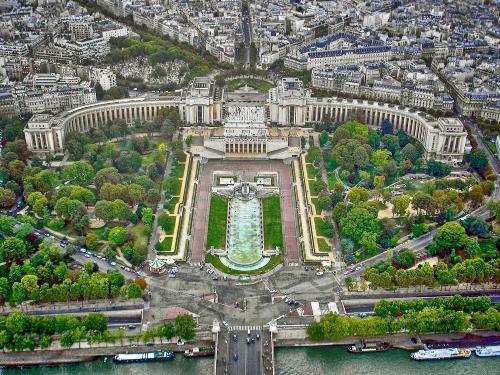 Великолепная квартира в престижном округе Парижа Недвижимость Paris (Франция)  Территория дома непосредственно прилегает к садам Трокадеро, состоящим из двух парков в английском стиле