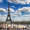 Великолепная квартира в престижном округе Парижа Недвижимость Paris (Франция)  На территории парка ближе к Эйфелевой башне расположена большая детская площадка