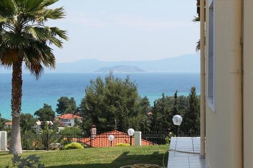 Греция Халкидики-Кассандра Таунхаус 100 кв м с панорамой на море Недвижимость Халкидики-Кассандра (Греция)  К недвижимости относится парковочное место, сад