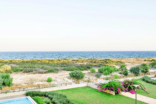 Кипр Северный Бафра Карпаз Квартира на первой линии моря Недвижимость Kyrenia District (Кипр)  Благодаря множеству отличных объектов в комплексе, расположению и качеству, этот комплекс входит в топ 10 лучших на Северном Кипре