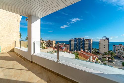 Испания Коста Бланка (юг), Торревьеха Волшебная вилла с потрясающим видом на море Недвижимость Валенсия (Испания)  Цена: 880 900 евро