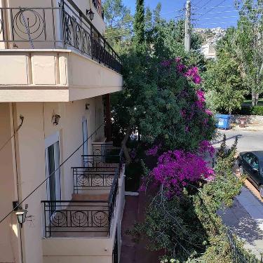 Греция Продажа - Здание жилое 460 m² в Афинах Недвижимость Nomos Attikis (Греция)  На первом этаже гостевого дома расположена квартира общей площадью 50кв