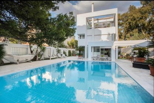 Греция Продажа - Вилла 600 m² в Афинах Недвижимость о Крит (Греция)  Третий этаж состоит из одной спальной комнаты, одной ванной комнаты, одной гардеробной