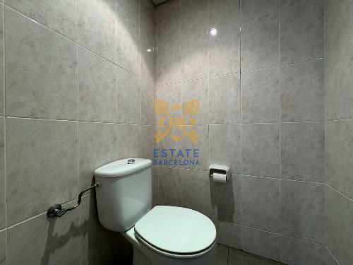 Испания Коммерческое помещение 201м2 в Ллорет-де-Мар Недвижимость Каталония (Испания)  Офисная часть площадью около 109 м2 с отдельными помещениями, 2 туалетами, а также склад 92 м2 с запасным выходом, который можно использовать в зависимости от типа бизнеса