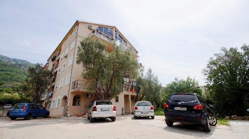 Черногория Бечичи Двухуровневая квартира 100 кв м, 3 спальни Недвижимость  Будва (Черногория)  На первом уровне расположено две спальни, гостиная/кухня, 2 террасы, две ванные
