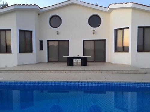 Кипр Лимассол Вилла 4 спальни, с бассейном Недвижимость Limassol District (Кипр) Кипр