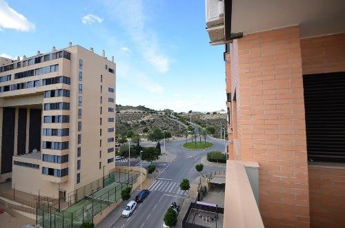 Испания Бенидорм Новая квартира 90 кв м с видом на море Недвижимость Валенсия (Испания)   На территории комплекса для удобства имеется большой плавательный бассейн и ухоженный сад