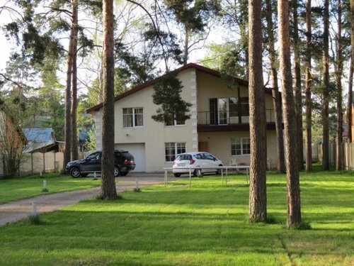 На лето-2017 дом с огромным участком, закрытая территория, 4 спальни Недвижимость Jūrmala (Латвия) На летний сезон сдается 2-этажный дом (200 кв м) с большой огороженной территорией с красивыми стройными соснами