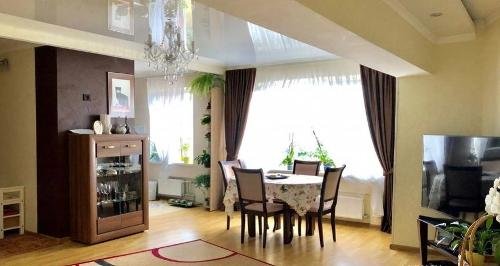 Юрмала Чудесная 'трешка' у моря с прекрасным ремонтом Недвижимость Jūrmala (Латвия) Продаем хорошую, очень светлую и позитивную квартиру в 10 мин от юрмальского пляжа