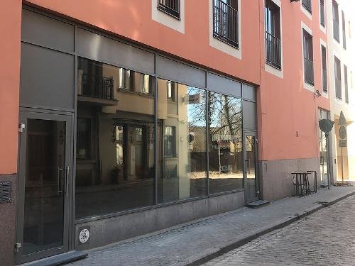Продается коммерческое помещение с витринными окнами в новом проекте в Риге в Старом городе