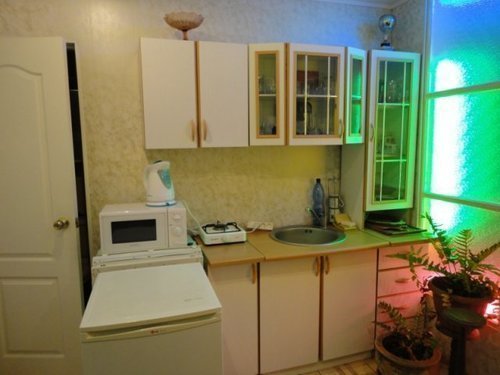 Сдаём дачу в Юрмале на лето Недвижимость Jūrmala (Латвия)   В доме две изолированные комнаты (в одной комнате двухспальная кровать, во второй комнате двухспальный раскладной диван), все удобства, душевая кабина, wc, небольшая кухня, техника, спутниковое ТВ, wi-fi интернет, мебель, стоянка для авто