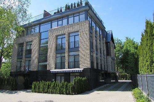 Сдаём двухуровневые апартаменты в Дзинтари Недвижимость Jūrmala (Латвия) Предлагаем в аренду двухуровневые апартаменты в Юрмале, новый дом, район Дзинтари, в тихом месте у реки