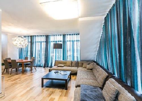 Сдаём двухуровневые апартаменты в Дзинтари Недвижимость Jūrmala (Латвия)  Апартаменты 110 m2, полностью меблированы и подготовлены к комфортному проживанию, имеется большая терраса с барбекю и садовой мебелью