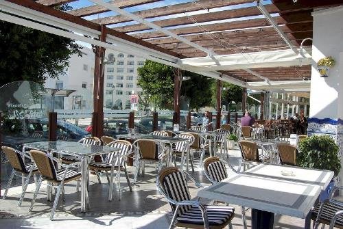 Хостел с рестораном в Nerja (Малага) Недвижимость Андалусия (Испания)  Nerja омывает Средиземное море, а пляжная линия тянется на несколько километров вдоль моря