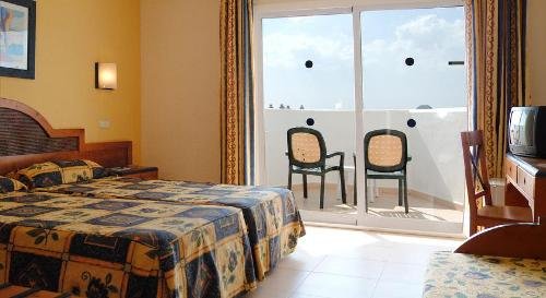 Пакетное предложение двух отелей 'три звезды', на острове Майорка (Llucmajor) Недвижимость Болеарские острова (Испания) Первый отель 1968 года постройки