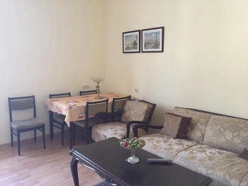 Сдаётся 2х комнатная квартира в центре (Каскад) Недвижимость Ереван (Армения) Евроремонт, мебель, техника, отопительная система 'Baxi', кондиционер, 5/2этаж, круглосуточнаф холодная, горячая вода, ц