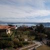 Вилла с панорамным видом на Озеро Маджоре в Массино Висконти Недвижимость Пьемонт (Италия)  На первом этаже находятся главные апартаменты которые имеют прихожую, гостиную с камином и обеденный зал с прилегающей кухней, 4 спальные комнаты и две ванные